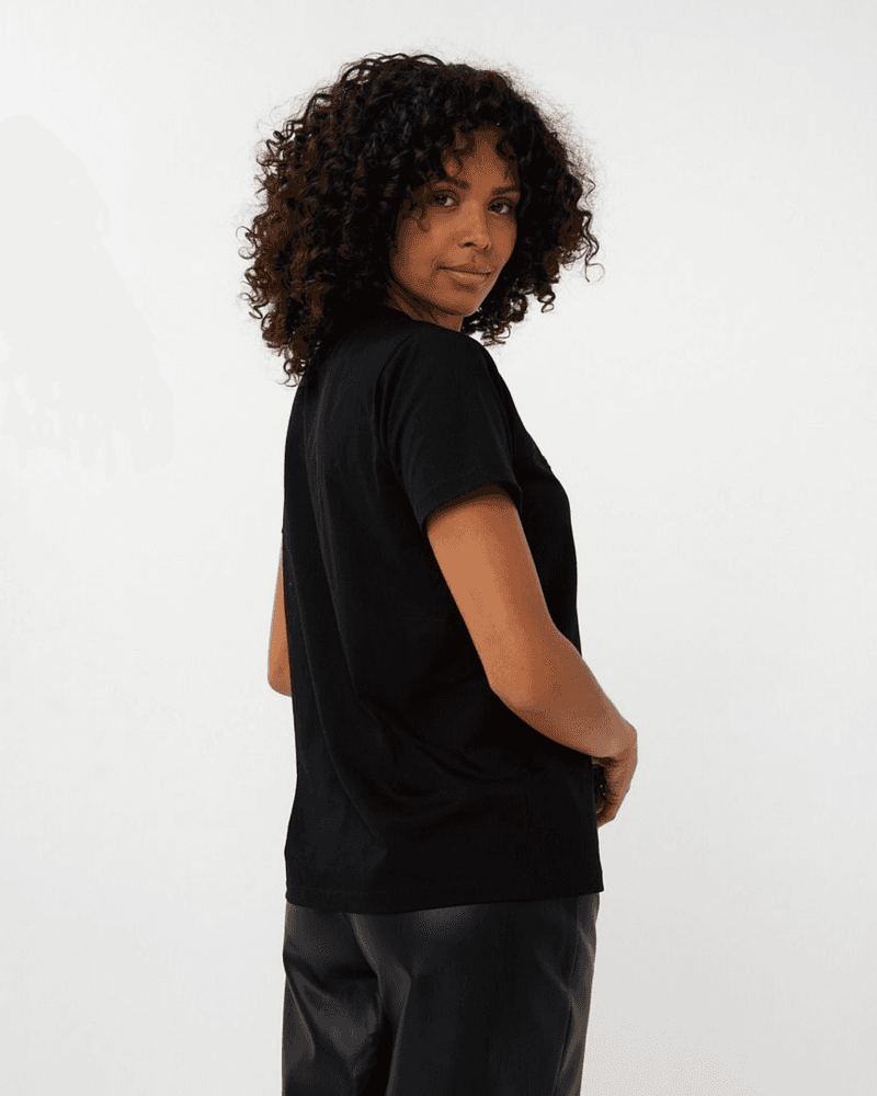 T-shirt ''Iconic Weekend'' Zwart 1 T-shirt ''Iconic Weekend'' Zwart 1